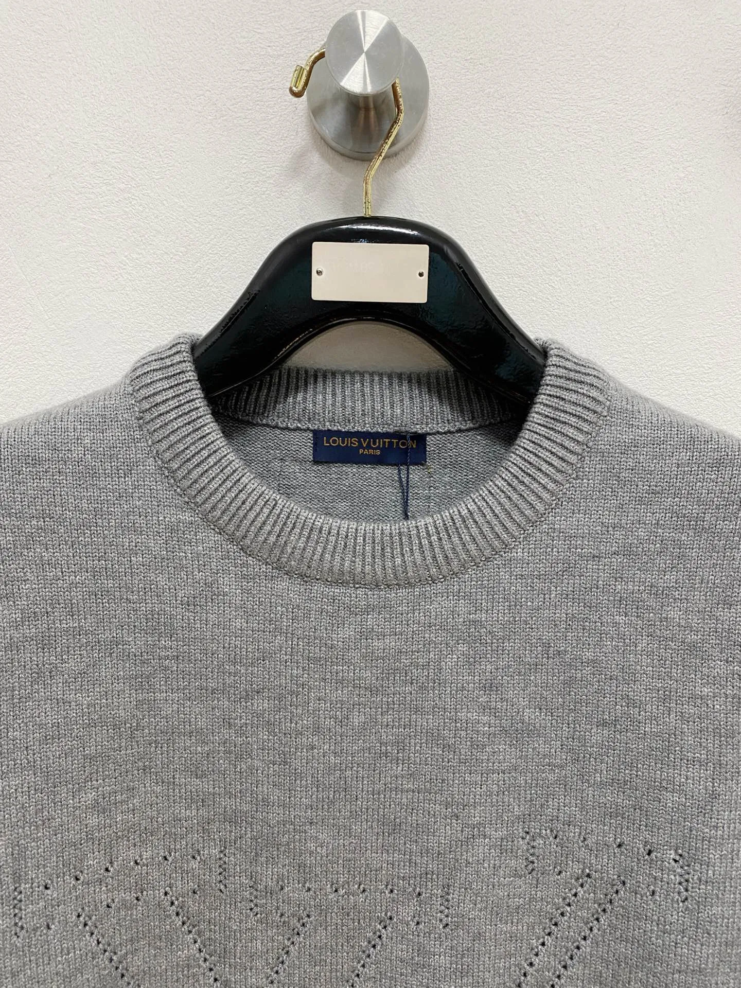 🅿️440 LV crew neck sweater, made of wool blended yarn, has good warmth retention, fluffy and soft, doubles skin care, giving you a lightweight wearing experience. High-quality natural fibers ensure high-quality life. The whole piece adopts solid color single-sided craftsmanship, leaving loose space when fit, solid color plain weave, neat texture, solid color design, durable and high-end. The workmanship is meticulous, fashionable and versatile. The reverse shoulder design is simple and comfortable. At the same time, it uses counter stitching to highlight the quality in the details, making the temperament more low-key, restrained, calm and stylish, and better showing the clean and tidy side of successful men. The collar, cuffs, and hem are made of dense rib weaving, which is tight and elastic, not easy to deform, and highlights the details and texture. Whether worn alone or layered, it can not only give you a warm feeling, but also give you a sophisticated sense of fashion.      Size: M-XXXL